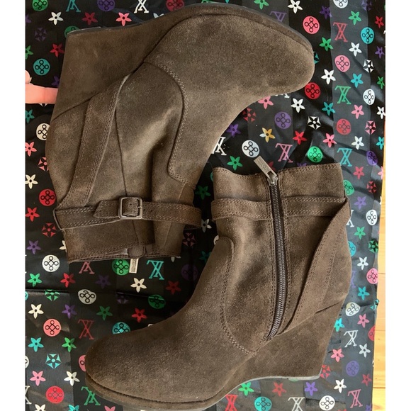 Kenneth Cole Reaction brown suede wedge booties - Picture 4 of 4